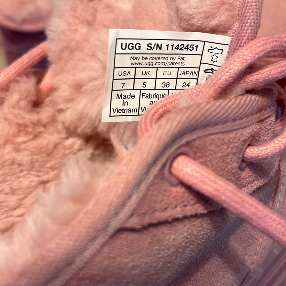 UGG (NWOB) Neumel Pink Suede Chukka Clear Sole Ankle Boots
Never worn - Picture 6 of 6